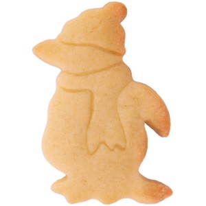 Gebackener Weihnachtspinguin Keks mit Schal und Mütze, geformt mit einer 6 cm Edelstahl Ausstechform.