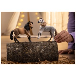 Schleich Horse Club Andalusier-Stute, Spielfiguren auf Baumstamm, Detailaufnahme.