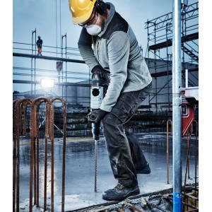 Application : le marteau perforateur Bosch Expert SDS Plus-7X perce le béton. Diamètre du foret 6 mm.