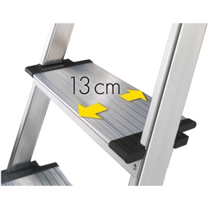 Dettaglio: Ampio gradino (13 cm) della scala domestica in alluminio a 8 gradini per una presa sicura.