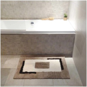 Tappeto bagno Spirella Anela marrone, 60x90 cm, con motivo moderno davanti alla vasca.
