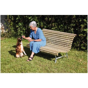 Pletscher panca da giardino verde con donna e cane. Panchina in legno per esterni.