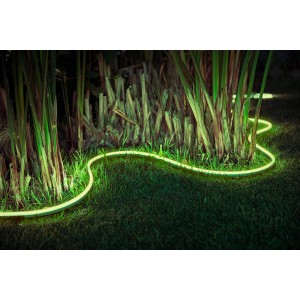 Philips Hue Outdoor Lightstrip: Flexibler LED-Streifen mit farbigem Licht im Garten.