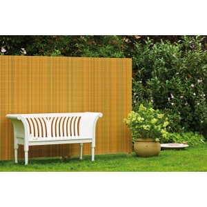 Telo in plastica Rügen come frangivista per balconi, 180x300 cm, in giardino con panca.