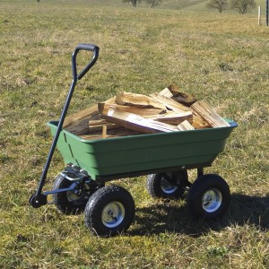 Carrello da giardino Güde GGW 250 carico di legna, verde, con pneumatici.