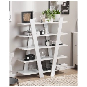 Bibliothèque Beliani Escalante blanche à 5 étagères inclinées style scandinave, décorée dans un salon.