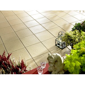 Pannelli per terrazza Kann Sincera color crema 40x40 cm posati con piante e decorazioni.