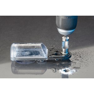 Punta diamantata LUX 10 mm con guida durante la foratura di piastrelle con raffreddamento ad acqua.