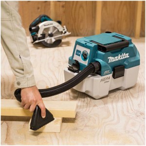Aspirateur sans fil Makita DVC750LZX1 en utilisation, avec accessoires et filtre HEPA. Aspirateur d'atelier.