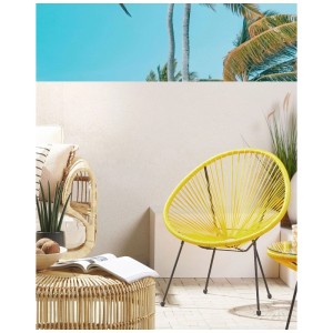 Sedia da giardino Beliani Acapulco, gialla con struttura in acciaio nero e intreccio in polyrattan, su patio.