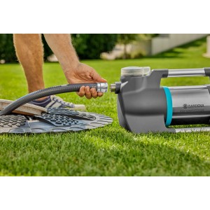 Il tubo di aspirazione Gardena da 25 mm con ghiera è collegato a una pompa.