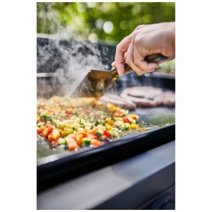 Forge Adour Grillwender kurz Titan Schwarz beim Wenden von Gemüse auf einer Grillplatte.