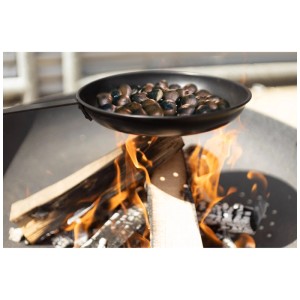 Poêle à châtaignes Nouvel en acier sur feu ouvert avec châtaignes grillées.