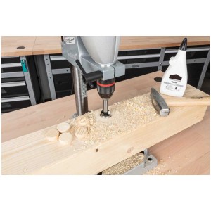 Utilisation de chevilles coniques en pin (50 pièces) pour fermer un trou de nœud avec une perceuse à colonne.