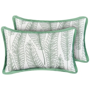 Zwei rechteckige Beliani Outdoor-Dekokissen in Weiss-Grün mit Blattmuster und grüner Paspel. Polyester-Gartenkissen im 2er-Set.