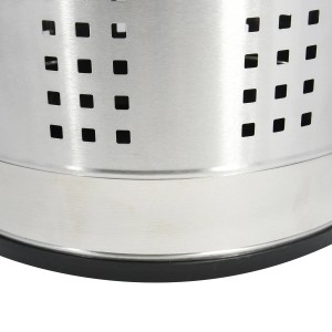 Dettaglio: Cesto portabiancheria MSV in acciaio inox con finitura cromata e fori quadrati.