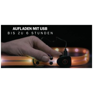 Hand lädt leuchtende, orange LED-Hundeleine Glow Guard per USB. Bis zu 6 Stunden Akkulaufzeit.