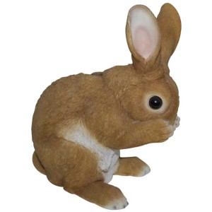 Brauner Vivid Arts Hase, der sich putzt, als Gartendekoration.