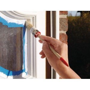 Application : Ruban de masquage bleu Tesa Maler-Krepp Precision Outdoor sur une fenêtre pour une utilisation en extérieur.