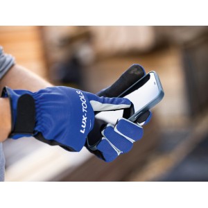 Mani con guanti da lavoro LUX Tough Gr. 10 che utilizzano uno smartphone.