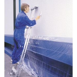 Application : le film de masquage LUX avec ruban adhésif protège la façade des éclaboussures de peinture lors des travaux de peinture.