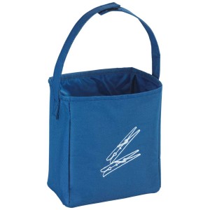 Sacchetto per mollette da bucato blu in poliestere con manico e chiusura a velcro per il fissaggio allo stendibiancheria.