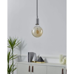 Eglo connect.z LED-Leuchtmittel G125 E27 mit Amber-Filament. Hängende Smart Home Globe-Lampe in modernem Interieur.
