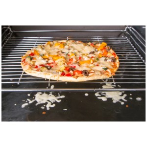 Protection de four noire avec pizza à l'intérieur. Ustensile de cuisine pour un four propre.