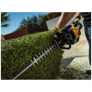 Taille-haie thermique McCulloch B HT5622 en utilisation.