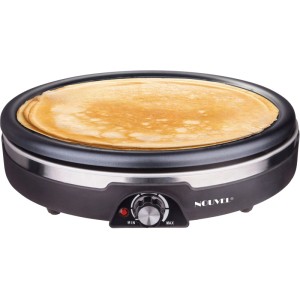 Crêpière Nouvel noire, ronde, avec thermostat et crêpes dorées sur la plaque de cuisson.