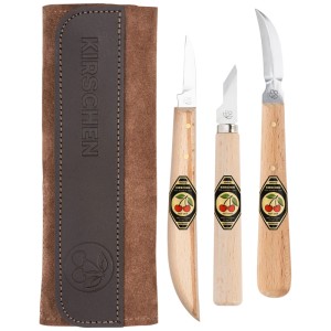 Set 3 coltelli da intaglio Kirschen con manici in faggio, lame in acciaio diverse e custodia in pelle marrone.