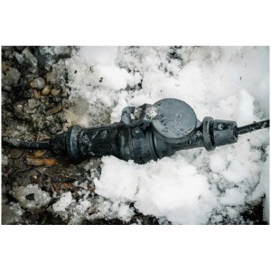 Fiche noire Max Hauri Type 13 IP55 à l'extérieur, entourée de neige.