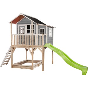 Cabane en bois grise EXIT Loft 750 avec toboggan, échelle et bac à sable.