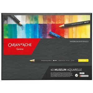 Caran d'Ache Museum Aquarelle, set da 40 matite colorate assortite in astuccio aperto.