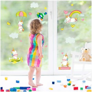Stickers muraux et fenêtres Baby Unicorns taille L dans une chambre d'enfant avec une fille.
