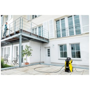 Idropulitrice Kärcher con prolunga tubo da 10 m in uso per pulire un patio.