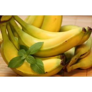 Bananes jaunes avec de la menthe banane fraîche. Herbes aromatiques pour desserts et sucreries.