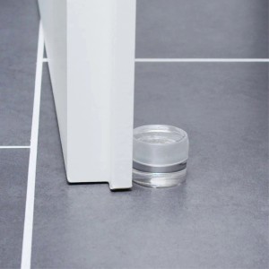 Fermaporta a pavimento trasparente Wagner Clear (Ø 40 mm) in plastica su pavimento piastrellato grigio.