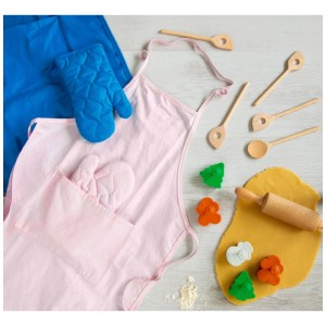 Küchenfee Set: Rosa Baumwollschürze und Handschuh für Kinder, mit Teig, Nudelhölzer und Ausstecher.