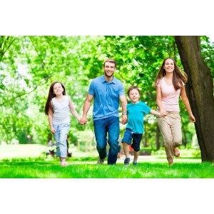 Famiglia che indossa braccialetti Best Direct Pest Reject Citronella che cammina nel parco.