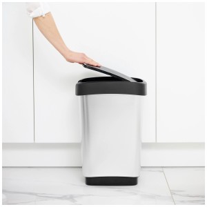 Rotho Swingeimer Twist Art, 25 l, argent-anthracite, avec main sur le couvercle.