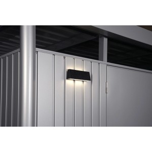 Lampe solaire Biohort sur abri de jardin : Éclairage LED sans fil avec détecteur de luminosité pour abris de jardin.