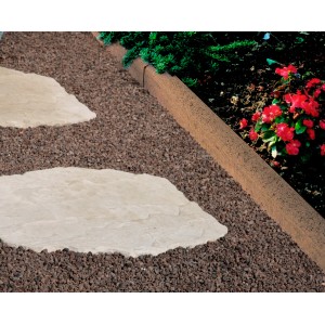 Cordolo marrone in cemento (100x25x5 cm) come bordo aiuola in giardino.