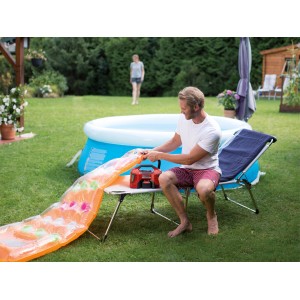 Compresseur hybride Einhell Pressito gonflant un matelas pneumatique dans le jardin.