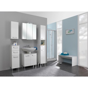 Armoire de toilette Pelipal 312 blanche, 68 cm de large, avec trois portes miroir et éclairage LED dans la salle de bain.