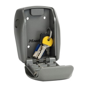 Cassetta portachiavi da parete Master Lock Select Access 5415EURD grigia aperta con chiavi.