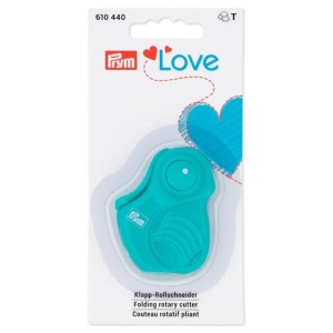Taglierina rotativa pieghevole Prym Love, Ø 28 mm, turchese, sulla confezione.
