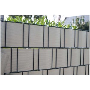 Strisce frangivista in plastica e alluminio, 19x200 cm, intrecciate in una recinzione a doppia maglia.