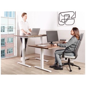 Elektrisch höhenverstellbarer Beliani Destines Schreibtisch Braun-Weiss, von zwei Personen im Büro genutzt.