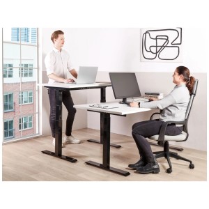 Bureau réglable en hauteur Beliani Destines noir et gris, avec deux personnes au bureau.